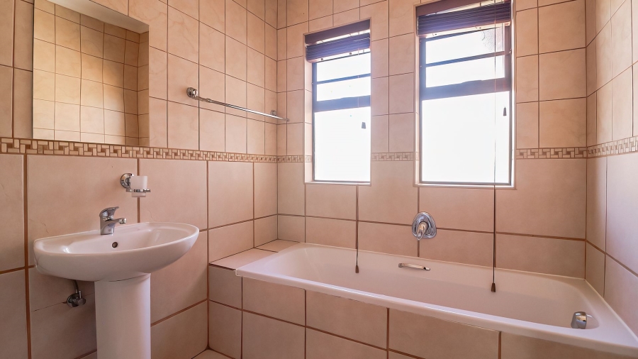 3 Bedroom Property for Sale in Woodland Hills Free State